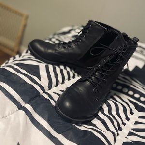 Size 7m combat style boots